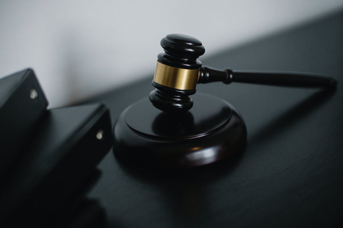 明知自己感染艾滋病還與他人發(fā)生性行為違法嗎？